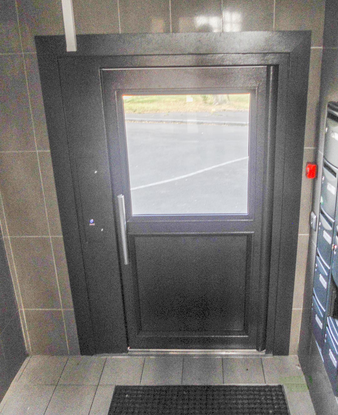 POSE D'UNE PORTE D'ENTRÉE D'IMMEUBLE VUE INTÉRIEURE