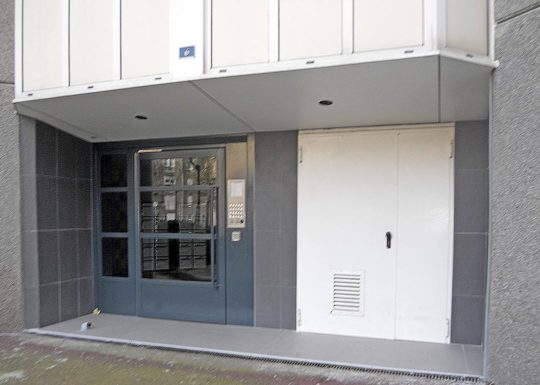 Habillage sous-façe entrée immeuble après-2